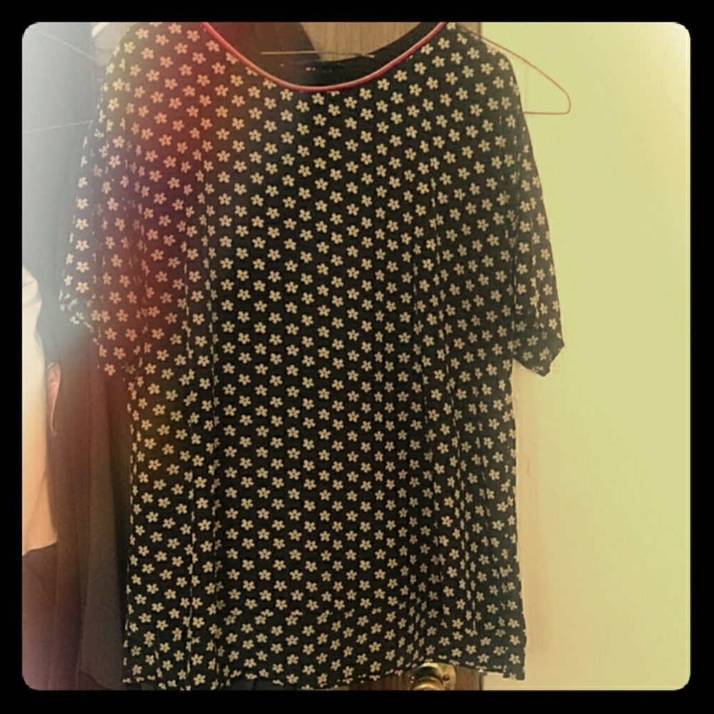 2/$20⭐ UNIQLO flower pattern top (Navy + Black)